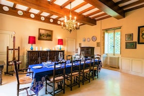 Dining - Castle perched 25m above the river, swimming pool & park, stove option (Thonac)