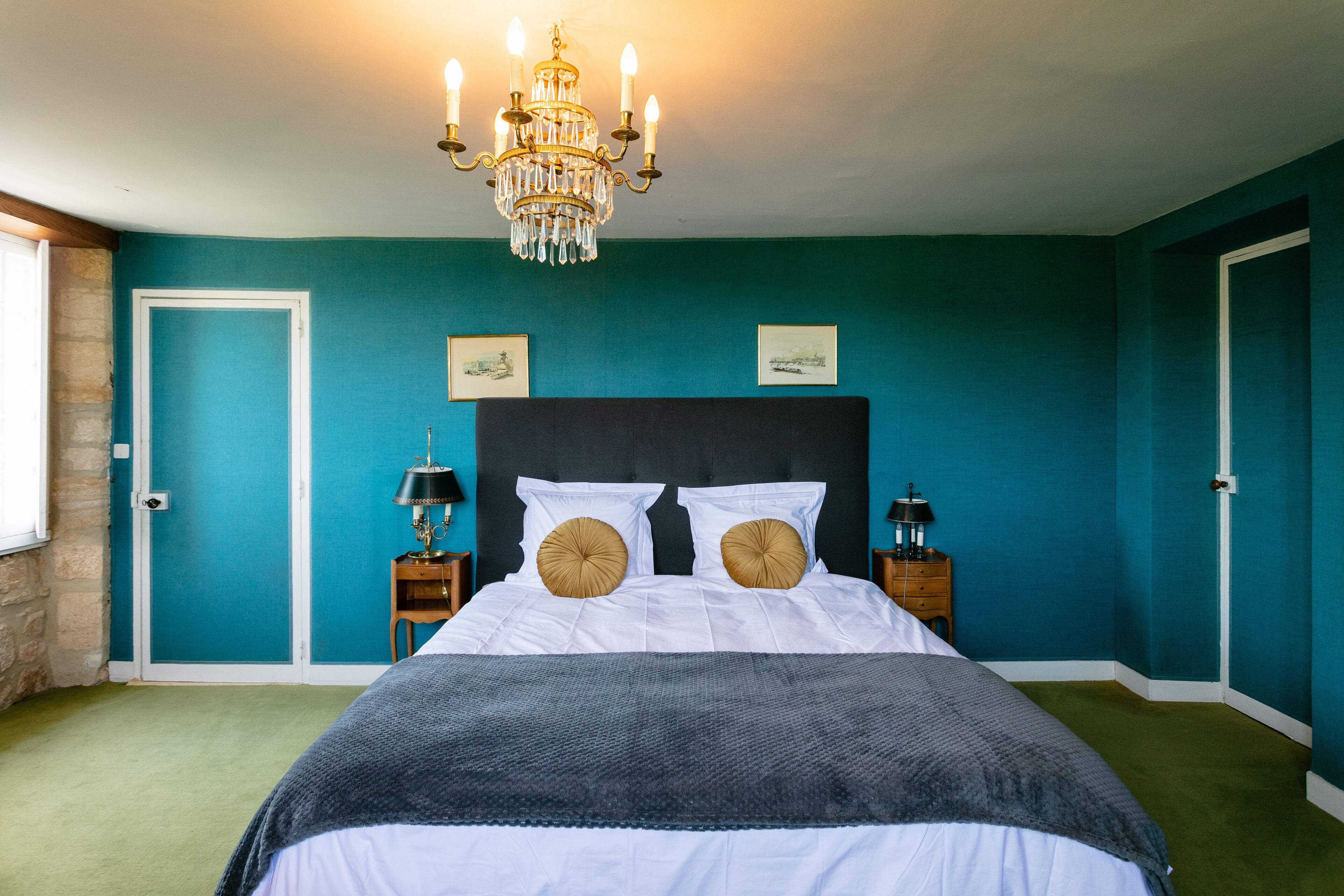 9 chambres, bureau, fer et planche à repasser, lit parapluie