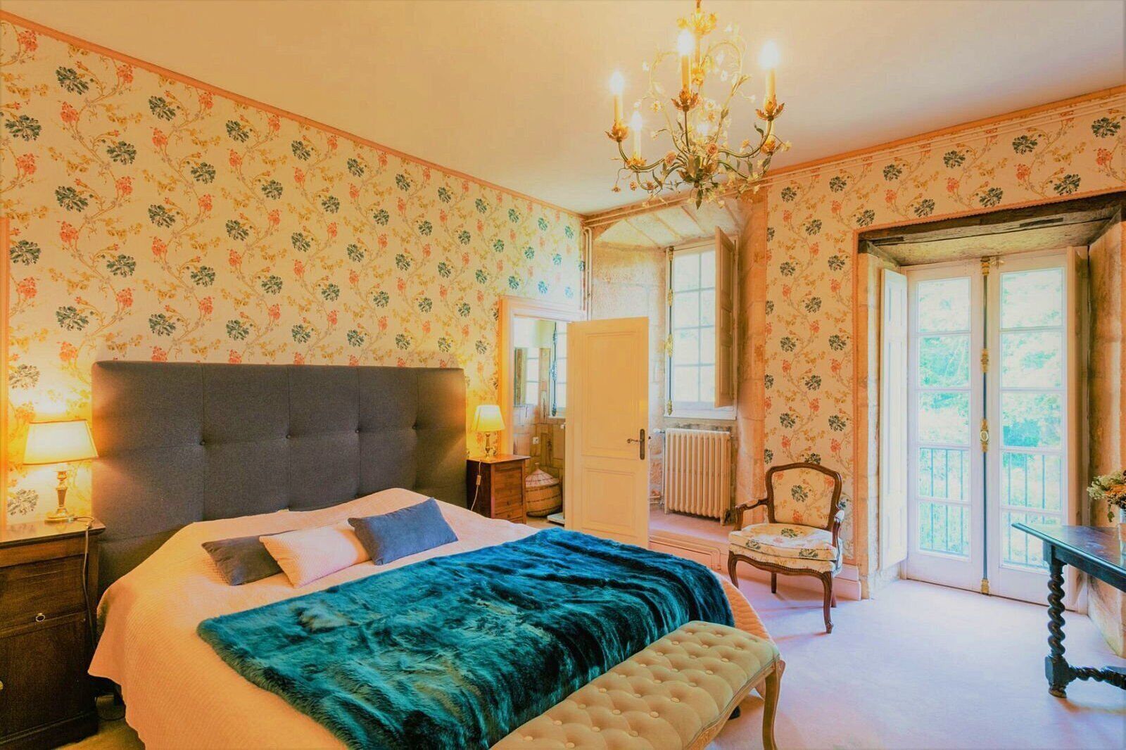 9 chambres, bureau, fer et planche à repasser, lit parapluie