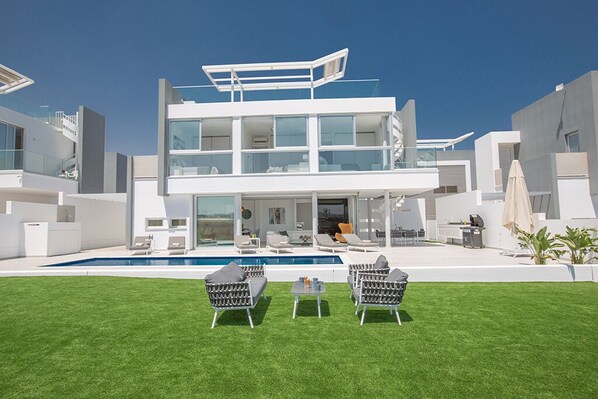A modern two-story house with a swimming pool, outdoor seating, and a clear view of the surrounding area. - Villa Alana, Stunning 3BDR Protaras Villa with Heated Pool, Close to the Beach (Protaras)