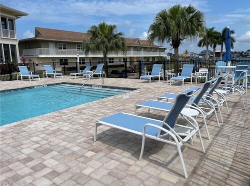 WATERFRONT COMPLEX-SLEEPS 4. WALK TOAREA RESTAURANTS AND SHOPS.
