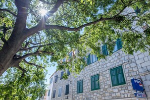 Vista frontal de la propiedad