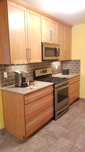 Jääkaappi, mikroaaltouuni, uuni, liesi