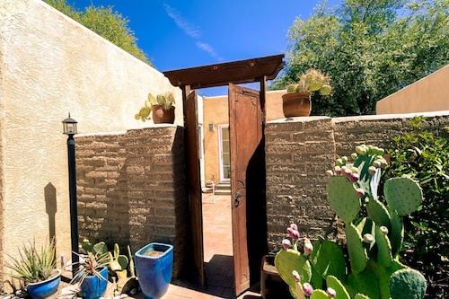 Special 50% off-Knobhill/UNM 2BR Hottub Retreat