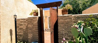 Special 50% off-Knobhill/UNM 2BR Hottub Retreat