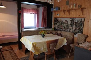 Ferienhaus | Essbereich im Zimmer