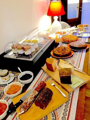 Free daily buffet breakfast - RossoPorpora Agriturismo Colle Cardinale (Perugia)