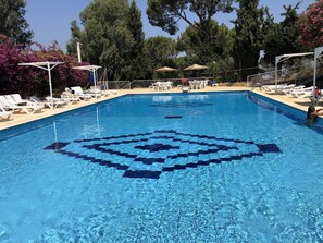 季節限定屋外プール、プール パラソル、サンラウンジャー