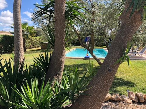 Moderna casa con gran piscina 