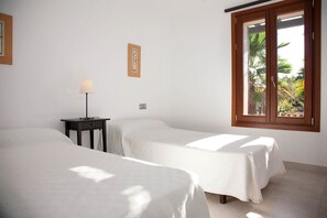 3 chambres, coffres-forts dans les chambres, fer et planche Ă repasser