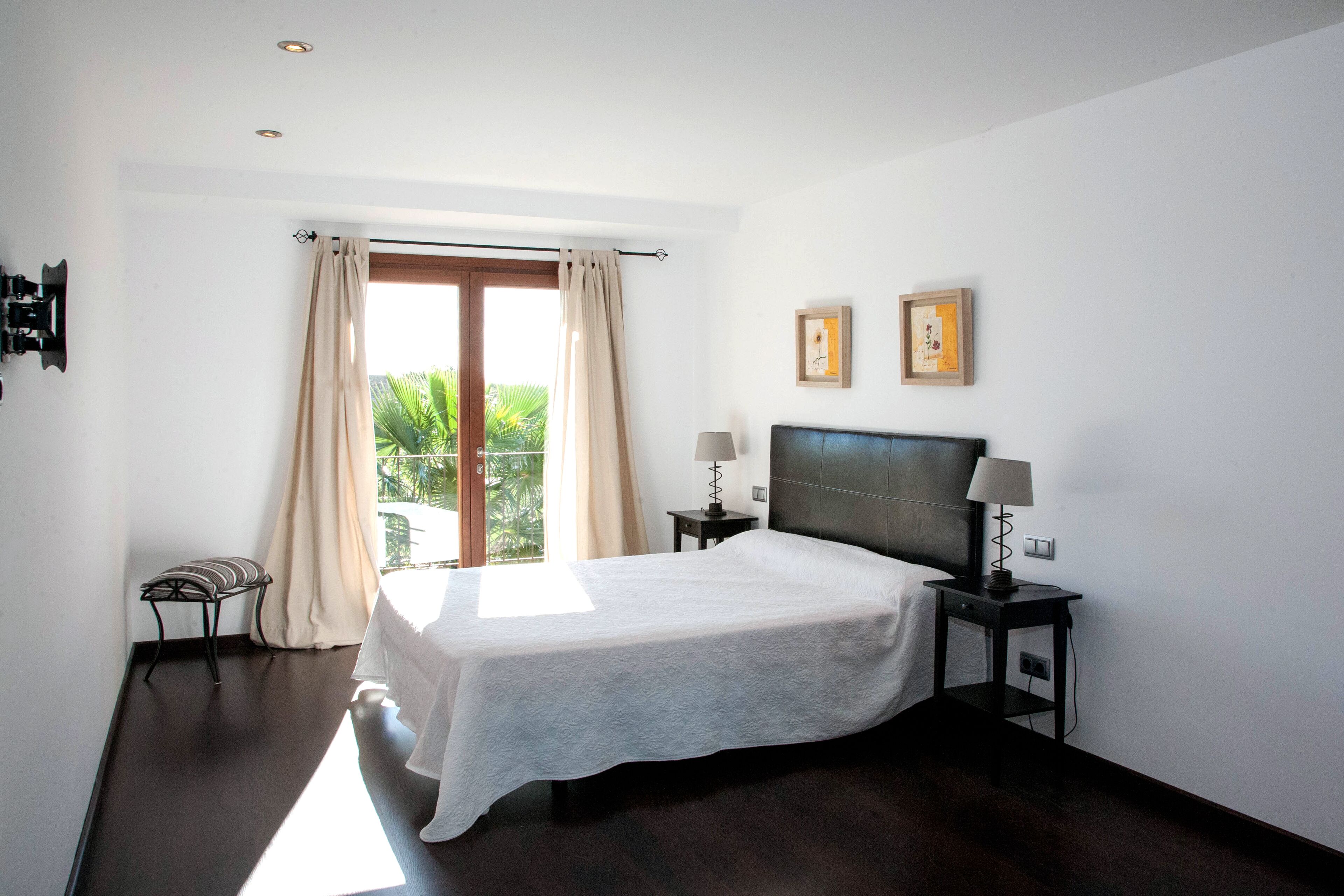 3 bedrooms, in-room safe, iron/ironing board, free WiFi