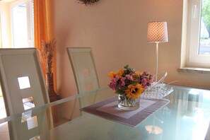 Ferienhaus | Essbereich im Zimmer