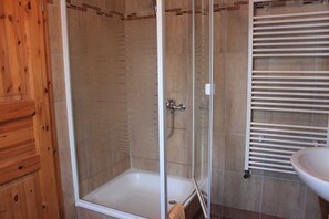 Ferienhaus | Dusche im Bad
