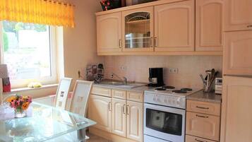 House | Private kitchen | Fridge, microwave, oven, stovetop