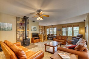 TV, caminetto, lettore DVD, libri