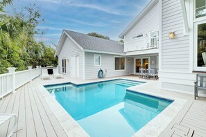 A heated pool - 30 Sandpiper-Ocean breezes & sandy footsteps (125 to be exact) to the beach (Hilton Head Island)