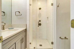 Bañera con ducha, secador de pelo, toallas