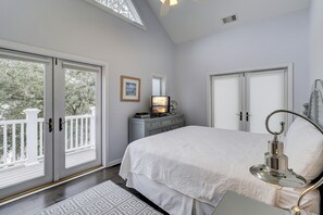6 bedrooms, iron/ironing board, free WiFi, bed sheets - 30 Sandpiper-Ocean breezes & sandy footsteps (125 to be exact) to the beach (Hilton Head Island)