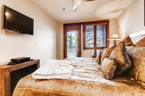 Condo (Breck_BlueSky_406) | 2 bedrooms, free WiFi - Luxury 2 Bedroom Ski in, Ski out Condo in Breckenridge with Shared Pool, Hot Tub, Arcade, and Bar (Breckenridge)