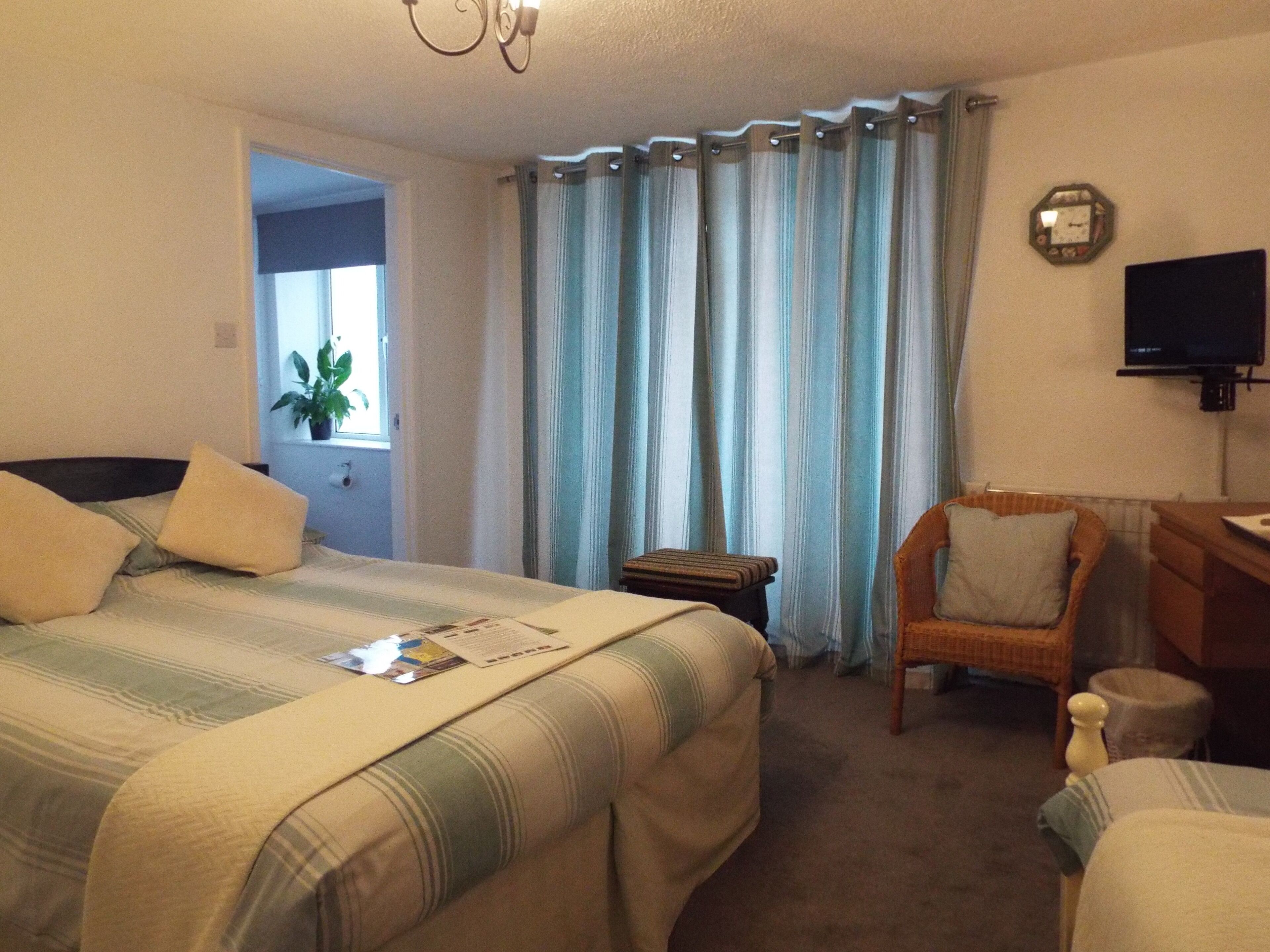 Family Room, Ensuite | Individually decorated, individually furnished, iron/ironing board