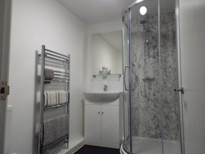 Twin Room, 1 Bedroom, Ensuite | Bathroom | Hair dryer, towels