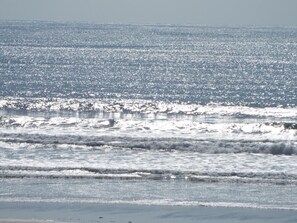 A beach with waves and a clear sky. - Corner House Guest House (Bideford)