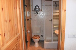 Maison | Salle de bain | Douche, savon, papier toilette