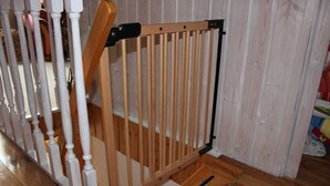 A wooden staircase with white balusters and a wooden handrail. - Ferienhaus Windspiel (Lübbenau/Spreewald)