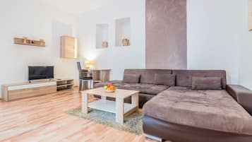Escritorio, tabla de planchar con plancha, wifi gratis y ropa de cama