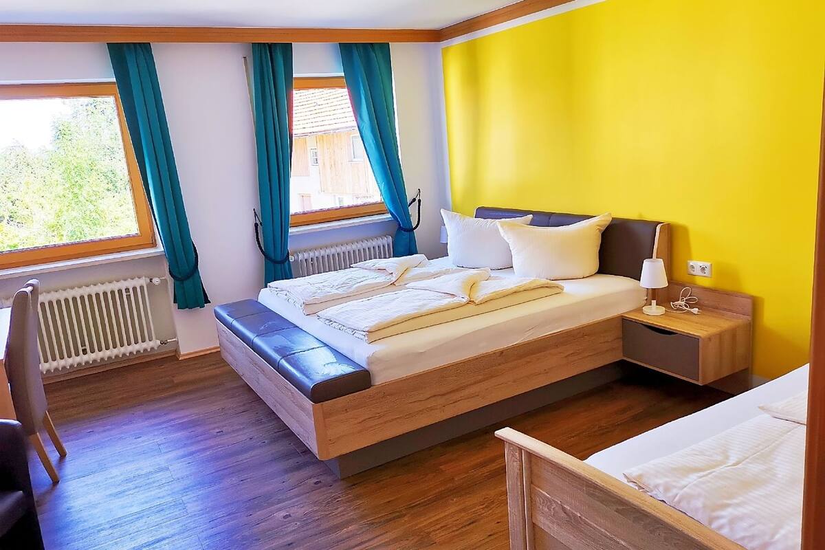 Habitación triple Confort | Escritorio, wifi gratis, ropa de cama