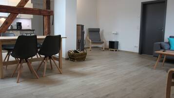 Apartment, 2 Schlafzimmer, Sauna | Essbereich im Zimmer