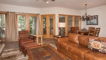 Condo (2706_Chateau_DuMont_2Bed_Platinum) | Living room | Flat-screen TV