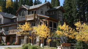 A large, multi-story lodge with a prominent balcony and a sign indicating it is a 'Settlers Creek Townhomes' property. - Private 3 Bedroom Townhome Located in East Keystone With Access to a Firepit, Hot Tub, and Billiards (Keystone)
