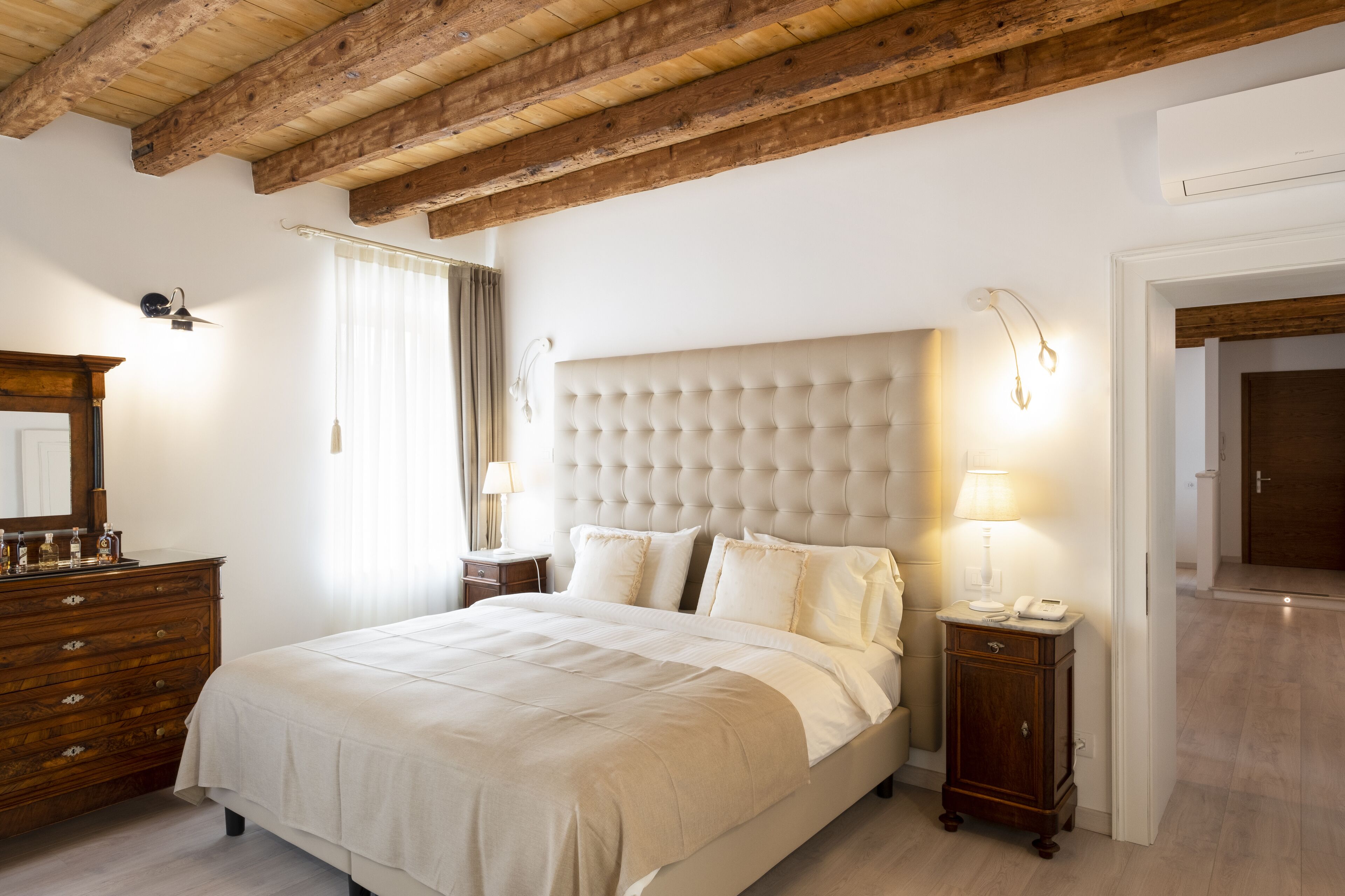 Suite Deluxe, vistas parciales al lago | 1 dormitorio, ropa de cama hipoalergénica, edredones de plumas y minibar