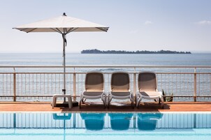 Una piscina al aire libre de temporada