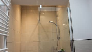 Apartment, 2 Schlafzimmer, Balkon | Dusche im Bad