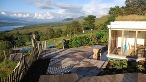 Terrace/patio - Beara jewel, Simple but complete appartment style property with stunning view. (Kenmare)