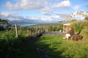 Terrace/patio - Beara jewel, Simple but complete appartment style property with stunning view. (Kenmare)