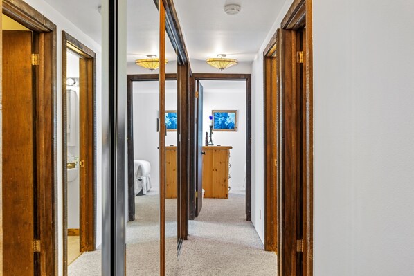 2 habitaciones, tabla de planchar con plancha, wifi y ropa de cama