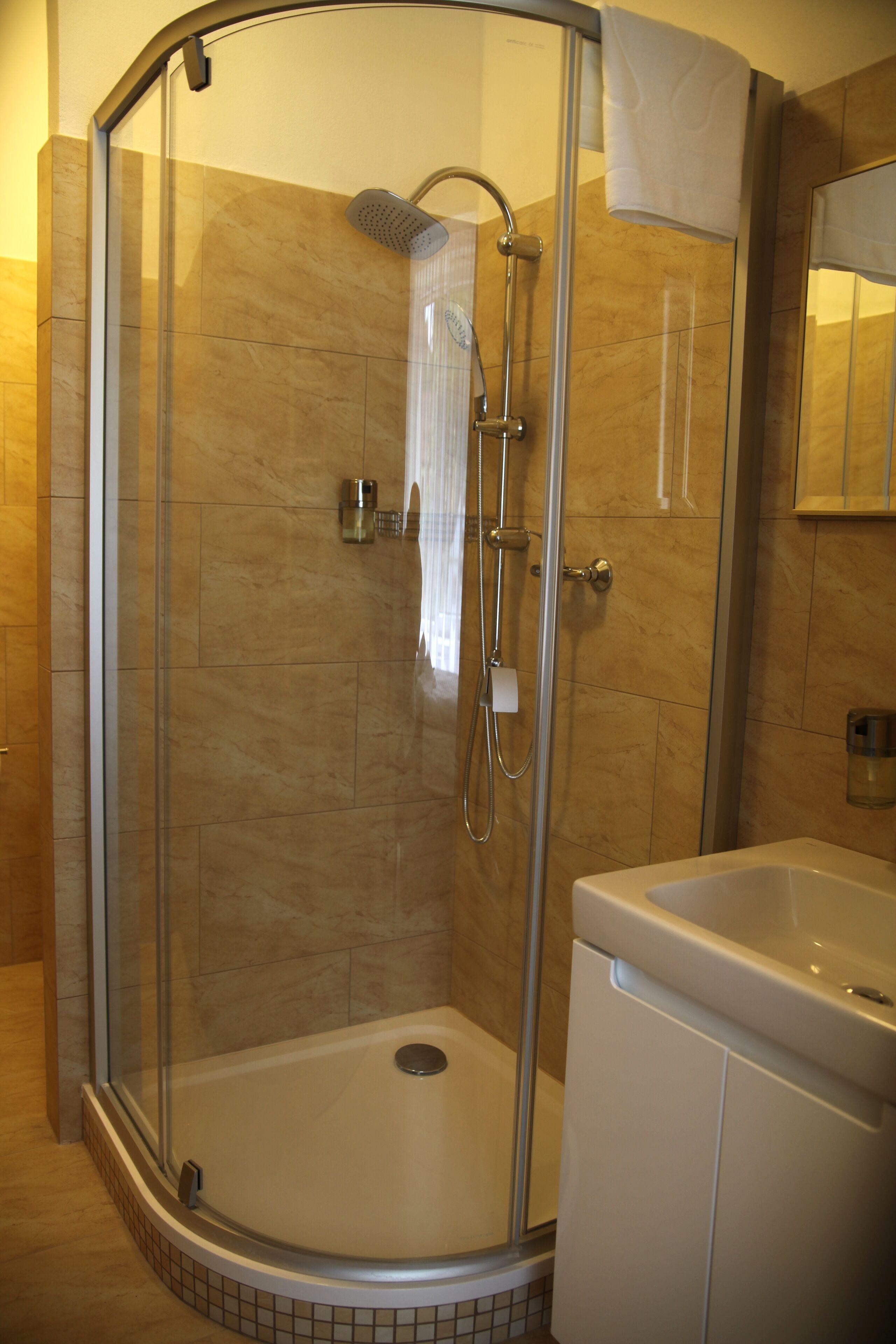 triple room | bathroom | shower, free toiletries, hair dryer, towels