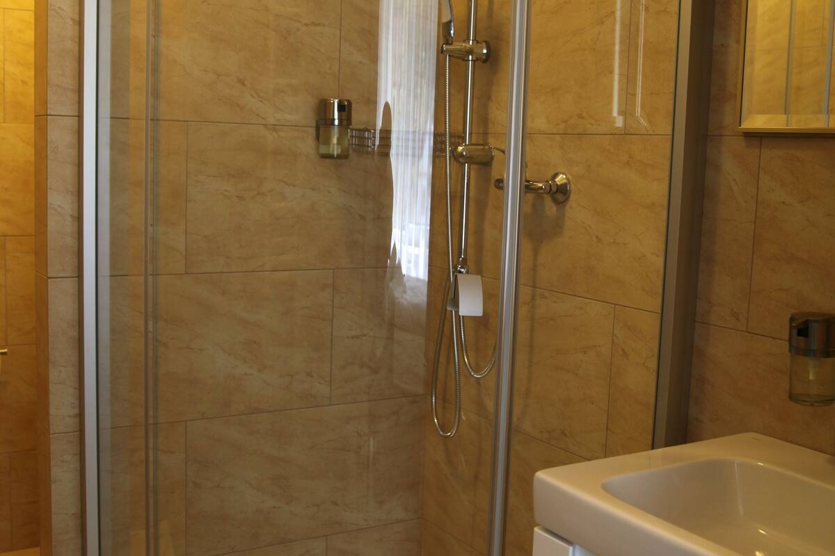 triple room | bathroom | shower, free toiletries, hair dryer, towels