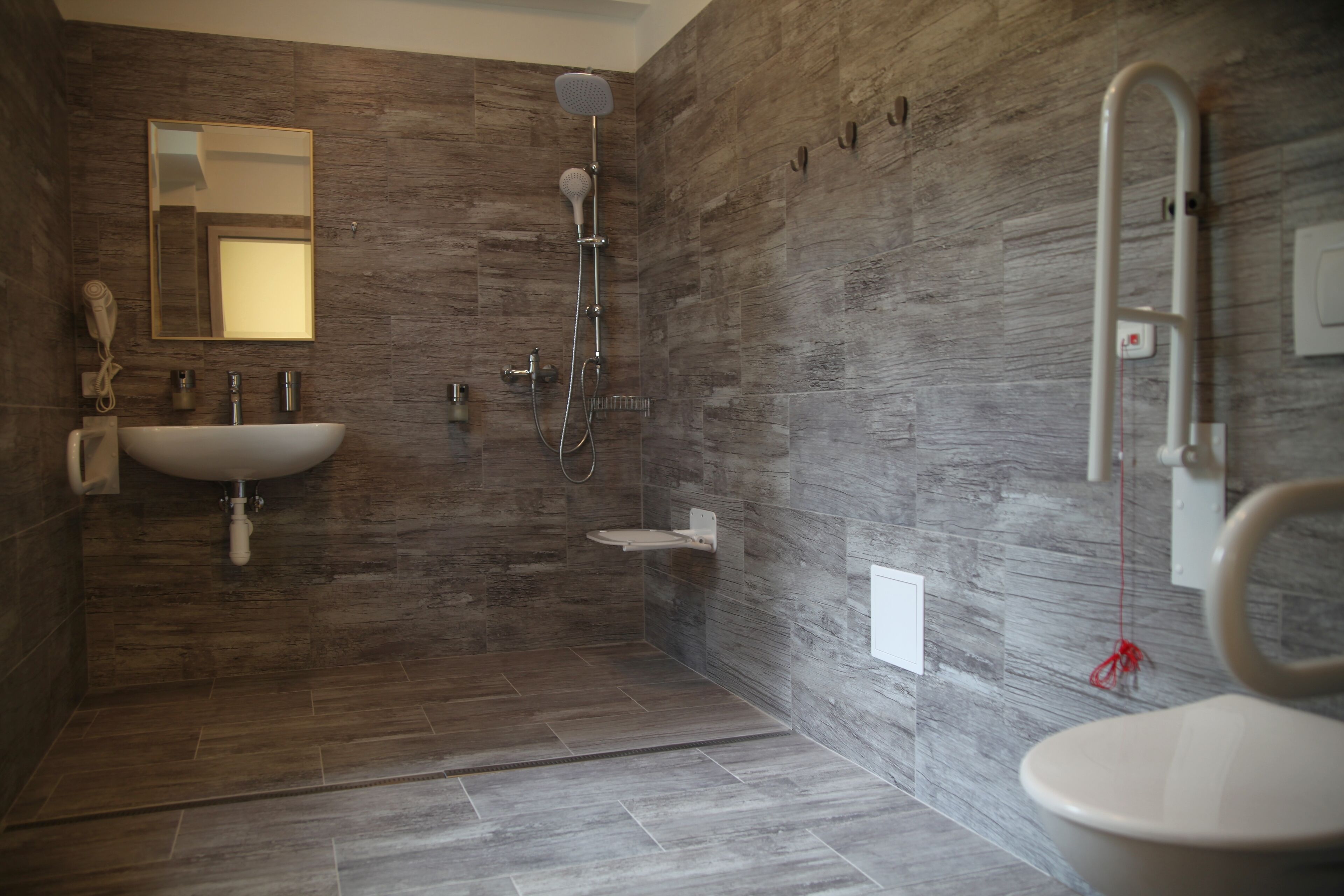 apartment | bathroom | shower, free toiletries, hair dryer, towels