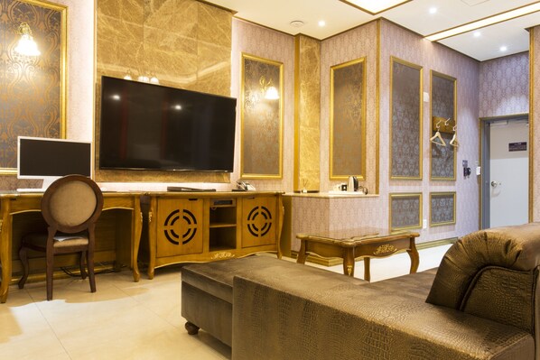 Luxury Twin Room | Individually decorated, individually furnished, desk, laptop workspace - Myeongpum Drive-in Hotel (Jeongeup)