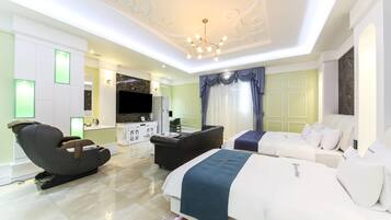 Luxury Twin Room | Individually decorated, individually furnished, desk, laptop workspace