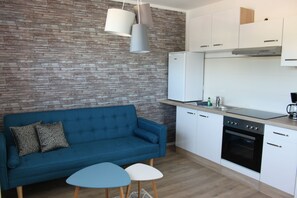 Apartment | Private kitchen | Fridge, stovetop, coffee/tea maker, electric kettle - Ferienwohnung Kamske (Lübbenau/Spreewald)