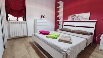 2 bedrooms, iron/ironing board, internet, bed sheets