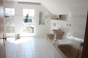 Apartment, 2 Schlafzimmer | Badezimmer | Dusche, Haartrockner, Seife, Toilettenpapier