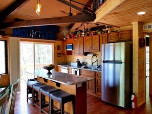 Jääkaappi, mikroaaltouuni, liesi, astianpesukone