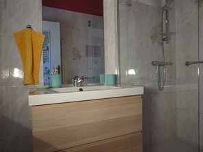 Douche, séchoir à cheveux, serviettes fournies, savon