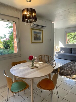 Interior - In the Bird Paradise, an Oasis of Silence, the Best Rest for You! (Narbonne)